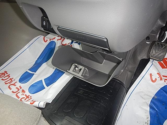 エブリイ ＰＡリミテッド　６型　　パートタイム４ＷＤ　５ＭＴシフト　キーレスキー　パワーウインド　純正ゴムマット　オートライト　スライドドア　スズキセーフティーサポート　４ＷＤ　衝突被害軽減システム　横滑り防止機能（32枚目）