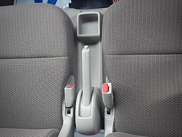 エブリイ ＰＡリミテッド　６型　　パートタイム４ＷＤ　５ＭＴシフト　キーレスキー　パワーウインド　純正ゴムマット　オートライト　スライドドア　スズキセーフティーサポート　４ＷＤ　衝突被害軽減システム　横滑り防止機能（33枚目）