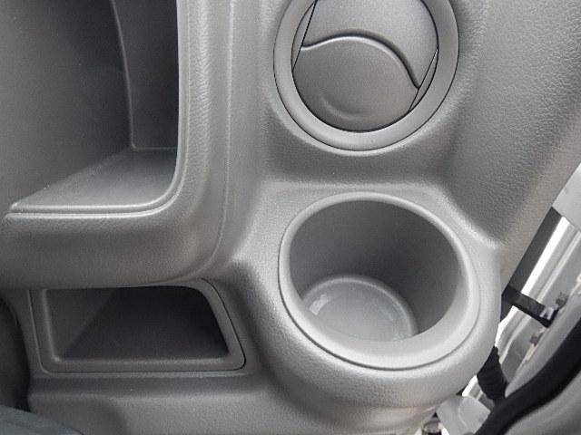 エブリイ ＰＡリミテッド　６型　　パートタイム４ＷＤ　５ＭＴシフト　キーレスキー　パワーウインド　純正ゴムマット　オートライト　スライドドア　スズキセーフティーサポート　４ＷＤ　衝突被害軽減システム　横滑り防止機能（35枚目）