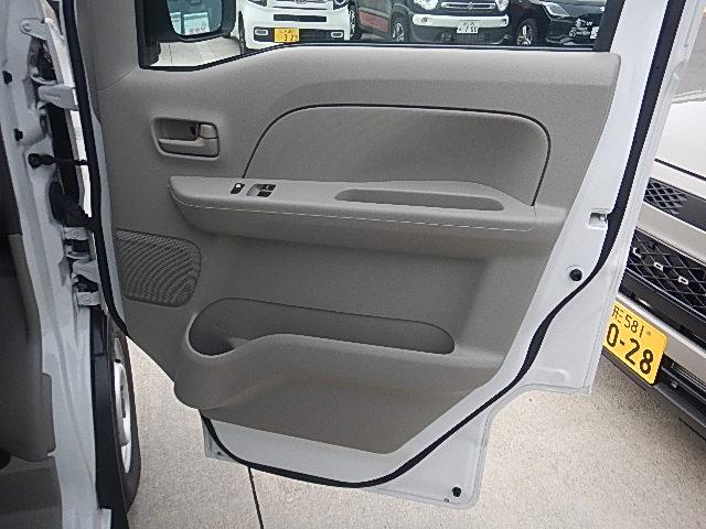 エブリイ ＰＡリミテッド　６型　　パートタイム４ＷＤ　５ＭＴシフト　キーレスキー　パワーウインド　純正ゴムマット　オートライト　スライドドア　スズキセーフティーサポート　４ＷＤ　衝突被害軽減システム　横滑り防止機能（39枚目）