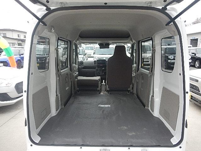 エブリイ ＰＡリミテッド　６型　　パートタイム４ＷＤ　５ＭＴシフト　キーレスキー　パワーウインド　純正ゴムマット　オートライト　スライドドア　スズキセーフティーサポート　４ＷＤ　衝突被害軽減システム　横滑り防止機能（44枚目）