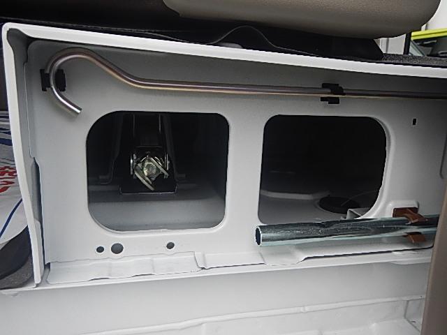 エブリイ ＰＡリミテッド　６型　　パートタイム４ＷＤ　５ＭＴシフト　キーレスキー　パワーウインド　純正ゴムマット　オートライト　スライドドア　スズキセーフティーサポート　４ＷＤ　衝突被害軽減システム　横滑り防止機能（45枚目）