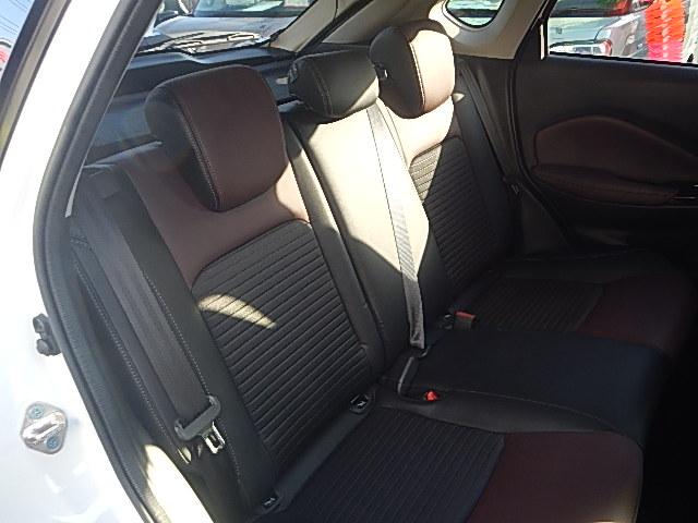 フロンクス １型　４ＷＤ　全方位カメラ　携帯電話置き型充電機能　バックカメラ　オートライト　Ｂｌｕｅｔｏｏｔｈ　純正ナビ　プッシュスタート　シートヒーター　オートエアコン　スズキセーフティーサポート　４ＷＤ　衝突被害軽減システム　　横滑り防止機能（12枚目）