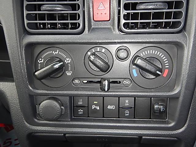 スーパーキャリイ スーパーキャリイ　Ｌ　５型　パートタイム４ＷＤ　５ＭＴシフト　オーディオレス　キーレスキー　パワーウインド　オートライト　スズキセーフティーサポート　４ＷＤ　衝突被害軽減システム（13枚目）