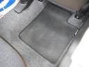 足もとには純正マットが装着