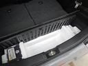 スペアタイヤレスにつき応急パンク修理キットを荷室床下に搭載しております