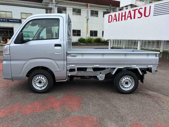 ハイゼットトラック スタンダード　農用スペシャル　４ＷＤ　ＣＶＴ　６６０ｃｃ　衝突被害軽減ブレーキ　横滑り防止装置　ＡＢＳ　運転席・助手席エアバッグ　アイドリングストップ　リヤ４枚リーフスプリング　荷台作業灯　あゆみ板掛テールゲート（6枚目）