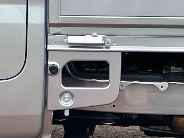 ハイゼットトラック スタンダード　農用スペシャル　４ＷＤ　ＣＶＴ　６６０ｃｃ　衝突被害軽減ブレーキ　横滑り防止装置　ＡＢＳ　運転席・助手席エアバッグ　アイドリングストップ　リヤ４枚リーフスプリング　荷台作業灯　あゆみ板掛テールゲート（7枚目）