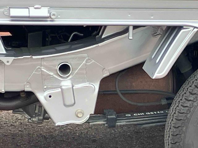 ハイゼットトラック スタンダード　農用スペシャル　４ＷＤ　ＣＶＴ　６６０ｃｃ　衝突被害軽減ブレーキ　横滑り防止装置　ＡＢＳ　運転席・助手席エアバッグ　アイドリングストップ　リヤ４枚リーフスプリング　荷台作業灯　あゆみ板掛テールゲート（8枚目）