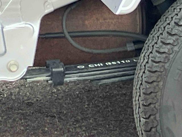 ハイゼットトラック スタンダード　農用スペシャル　４ＷＤ　ＣＶＴ　６６０ｃｃ　衝突被害軽減ブレーキ　横滑り防止装置　ＡＢＳ　運転席・助手席エアバッグ　アイドリングストップ　リヤ４枚リーフスプリング　荷台作業灯　あゆみ板掛テールゲート（9枚目）