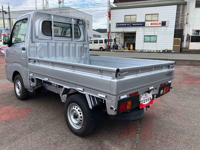 ハイゼットトラック スタンダード　農用スペシャル　４ＷＤ　ＣＶＴ　６６０ｃｃ　衝突被害軽減ブレーキ　横滑り防止装置　ＡＢＳ　運転席・助手席エアバッグ　アイドリングストップ　リヤ４枚リーフスプリング　荷台作業灯　あゆみ板掛テールゲート（10枚目）