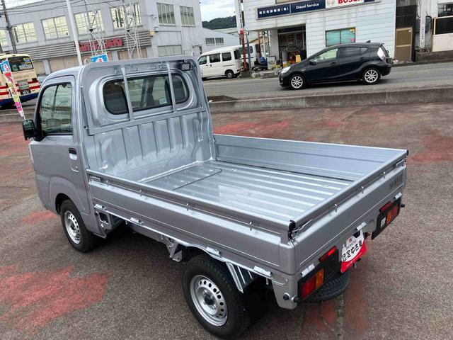 ハイゼットトラック スタンダード　農用スペシャル　４ＷＤ　ＣＶＴ　６６０ｃｃ　衝突被害軽減ブレーキ　横滑り防止装置　ＡＢＳ　運転席・助手席エアバッグ　アイドリングストップ　リヤ４枚リーフスプリング　荷台作業灯　あゆみ板掛テールゲート（11枚目）