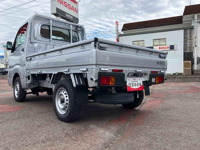 ハイゼットトラック スタンダード　農用スペシャル　４ＷＤ　ＣＶＴ　６６０ｃｃ　衝突被害軽減ブレーキ　横滑り防止装置　ＡＢＳ　運転席・助手席エアバッグ　アイドリングストップ　リヤ４枚リーフスプリング　荷台作業灯　あゆみ板掛テールゲート（12枚目）