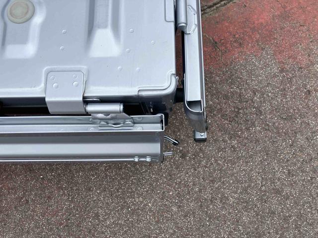 ハイゼットトラック スタンダード　農用スペシャル　４ＷＤ　ＣＶＴ　６６０ｃｃ　衝突被害軽減ブレーキ　横滑り防止装置　ＡＢＳ　運転席・助手席エアバッグ　アイドリングストップ　リヤ４枚リーフスプリング　荷台作業灯　あゆみ板掛テールゲート（39枚目）