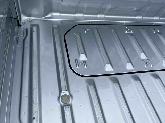 ハイゼットトラック スタンダード　農用スペシャル　４ＷＤ　ＣＶＴ　６６０ｃｃ　衝突被害軽減ブレーキ　横滑り防止装置　ＡＢＳ　運転席・助手席エアバッグ　アイドリングストップ　リヤ４枚リーフスプリング　荷台作業灯　あゆみ板掛テールゲート（50枚目）