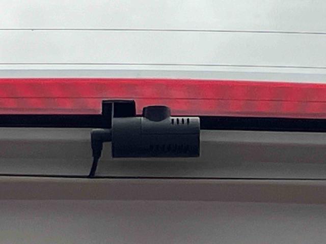 �N���[�i�[���{�H�ӏ��S�̂ɕ������s���A����ӏ��𒆐S�Ƀu���b�V���O���܂��B���̌�A��p�̋@�B���g���A�����T�[�܂��̓X�`�[�����ŉ���𗎂Ƃ��Ă���܂��B