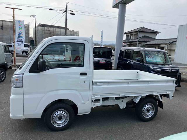 �N���[�i�[���{�H�ӏ��S�̂ɕ������s���A����ӏ��𒆐S�Ƀu���b�V���O���܂��B���̌�A��p�̋@�B���g���A�����T�[�܂��̓X�`�[�����ŉ���𗎂Ƃ��Ă���܂��B