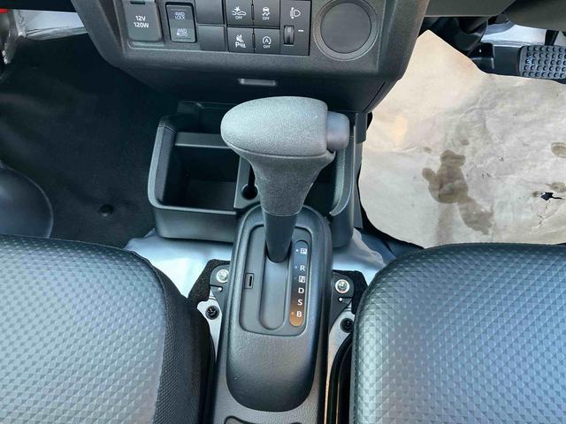 ハイゼットトラック スタンダード　４ＷＤ　ＣＶＴ　６６０ｃｃ　衝突被害軽減ブレーキ　横滑り防止装置　ＡＢＳ　エアバッグ　アイドリングストップ　マニュアルエアコン　パワーステアリング（11枚目）