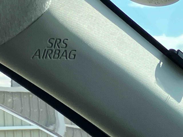 �N���[�i�[���{�H�ӏ��S�̂ɕ������s���A����ӏ��𒆐S�Ƀu���b�V���O���܂��B���̌�A��p�̋@�B���g���A�����T�[�܂��̓X�`�[�����ŉ���𗎂Ƃ��Ă���܂��B