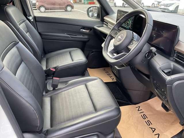 セレナ １．４　ｅ－ＰＯＷＥＲ　ハイウェイスターＶ　９０周年記念車　当社試乗車ＵＰ　プロパイロット　メーカーナビ　後席モニター　エマージェンシーブレーキ　アラウンドビューモニター　ＥＴＣ　ドラレコ　両側電動スライドドア　シートヒーター　スマートミラー　障害物センサー（12枚目）