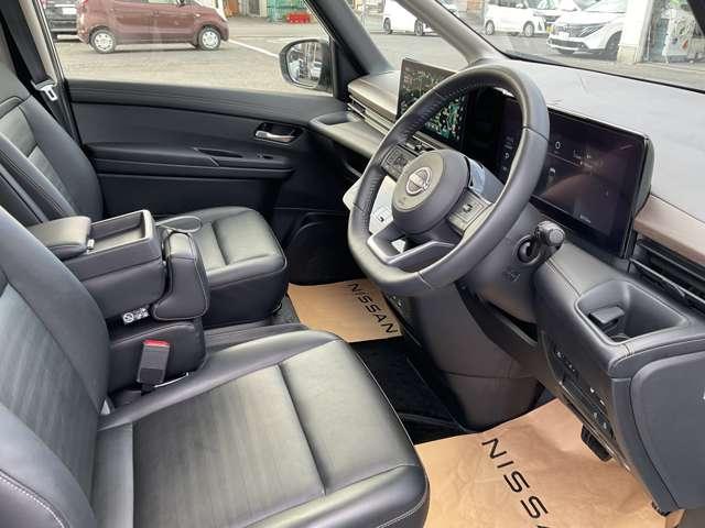 セレナ １．４　ｅ－ＰＯＷＥＲ　ハイウェイスターＶ　９０周年記念車　当社試乗車ＵＰ　プロパイロット　メーカーナビ　後席モニター　エマージェンシーブレーキ　アラウンドビューモニター　ＥＴＣ　ドラレコ　両側電動スライドドア　シートヒーター　スマートミラー　障害物センサー（13枚目）