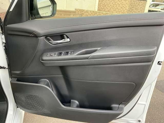 セレナ １．４　ｅ－ＰＯＷＥＲ　ハイウェイスターＶ　９０周年記念車　当社試乗車ＵＰ　プロパイロット　メーカーナビ　後席モニター　エマージェンシーブレーキ　アラウンドビューモニター　ＥＴＣ　ドラレコ　両側電動スライドドア　シートヒーター　スマートミラー　障害物センサー（26枚目）