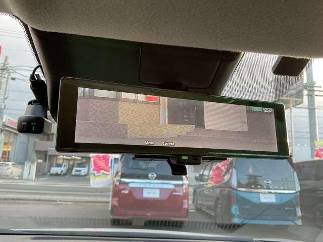 �y�C���e���W�F���g�@���[���~���[�z����̃J�����f�����~���[�ʂɉf���o���āB�N���A�Ȍ�����E���m�ۂ��܂��B