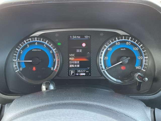 ���Ղ��A�i���O���[�^�[�̒����ɃV�X�e���\���̃��j�^�[���L��܂��B