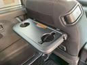 ドリンクホルダー付後席用テーブル、ＵＳＢポートも付いてます。