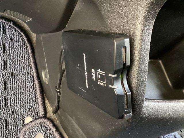 フリード Ｇジャストセレクション　光触媒抗菌消臭施工済　ナビ　ＥＴＣ　３列シ－ト　運転席助手席エアバック　両側スライド片側電動　ＤＶＤ再生　パワーウィンド　ＡＵＴＯエアコン　パワーステアリング　エアバック　ウォークスルー（11枚目）
