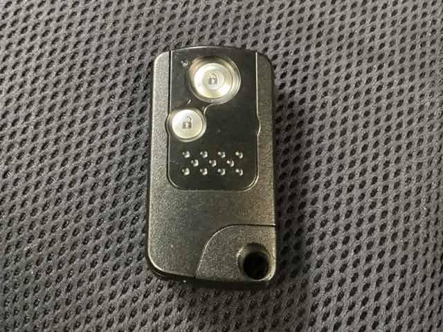 フィットハイブリッド スマートセレクション　光触媒抗菌消臭施工済　ナビ　ＥＴＣ　Ｓキー　ＶＳＡ　イモビライザー　ＵＳＢ接続　バックカメラ　オートエアコン　Ｗエアバッグ　運転席エアバッグ　ＰＷ　キーレス　ＰＳ　ＡＢＳ　クルーズコントロール付（12枚目）