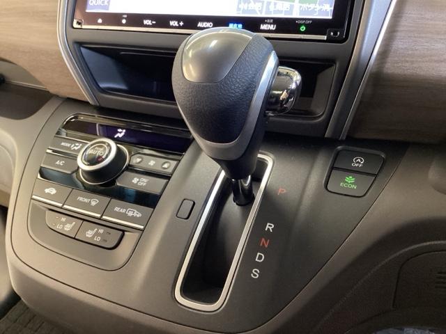 フリード Ｇ・ホンダセンシング　光触媒抗菌消臭施工済　ドラレコ前後　ナビ　シートヒーター　ＥＴＣ　両側オートドア　デュアルエアバック　衝突回避システム　ＥＣＯＮ　スマキー　セキュリティアラーム　リアカメ　ＵＳＢ　横滑防止装置　ＳＲＳ（8枚目）