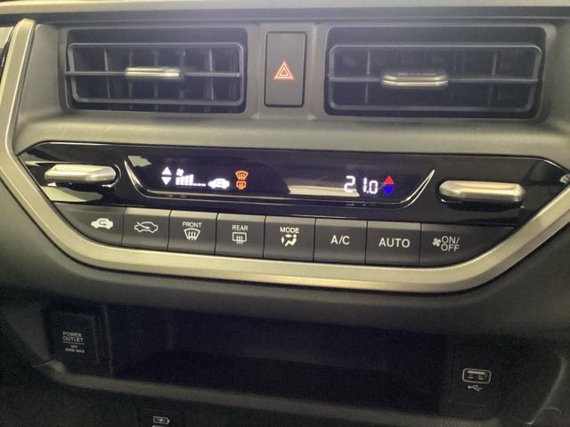 WR-V Z+ 中古スタッドレスタイヤ、純正メモリーナビ、ドライブレコーダー前後装着+ETC付 当社デモカー クリソナ 追突軽減ブレーキ フルセグテレビ サイドエアバッグ USB 盗難防止システム 運転席エアバッグ(12枚目)