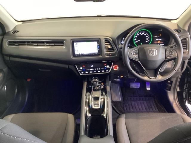 車内は光触媒抗菌消臭施工済です。インパネ周りはスタイリッシュなデザインで機能や装備も充実しています。グローブボックスやカップホルダーのほかにトレーなどたくさんの収納スペースが付いています。