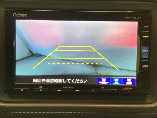 バックでの車庫入れも安心です！　リアカメラが付いているバックモニター付のナビを装備しております。操作線もついており距離感も画面から確認できます。
