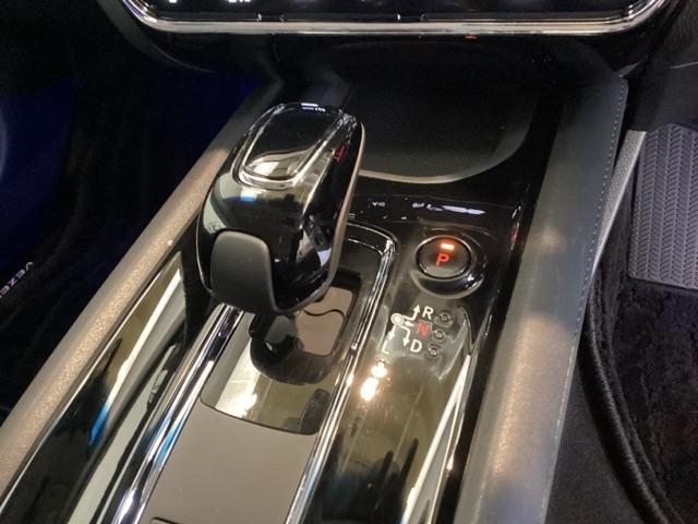 ハイブリッド専用セレクトレバーです。シフトチェンジを電子信号で送信するセレクトレバーを採用していますので、軽快でスマートな操作を楽しめます。サイドブレーキはスイッチ操作の電子制御パーキングブレーキです