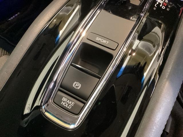 セレクトレバーの下に電子制御パーキングブレーキがあります。スイッチひとつで、停車した地点の傾斜などをシステムが検知・判断してブレーキ力を自動的に最適制御し、しっかり停車できるパーキングシステムです。