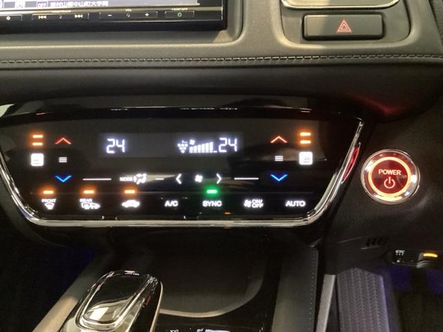 プラズマクラスター付き・オートエアコンがついてます。左右独立で温度設定のできるデュアルオートエアコンです。パネル内のシートヒータースイッチは前席の左右別々に２段階で温度設定ができます。
