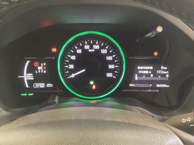 ハイブリット車専用のメーターです。中央のスピードメーターより左右のサブデスプレイで燃費や動力伝達などの情報が見れるようになっています。