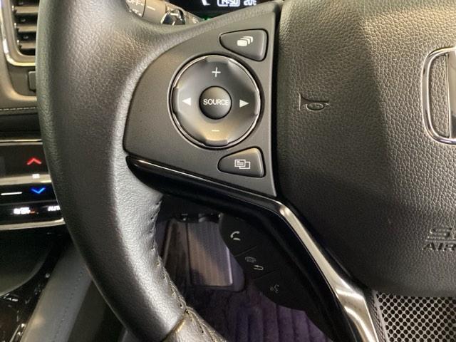 ステアリングスイッチがついていますので、オーディオのチャンネル変更、ボリューム、ジャンル変更が操作可能です。ハンドルから手を離さず安全に操作できます。