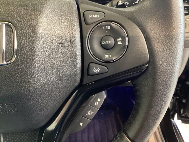 ハンドルにＨｏｎｄａセンシング系のクルーズコントロールやレーンキープアシストなどのスイッチが装備されています。ハンドルから手を離さず安全に操作できます。