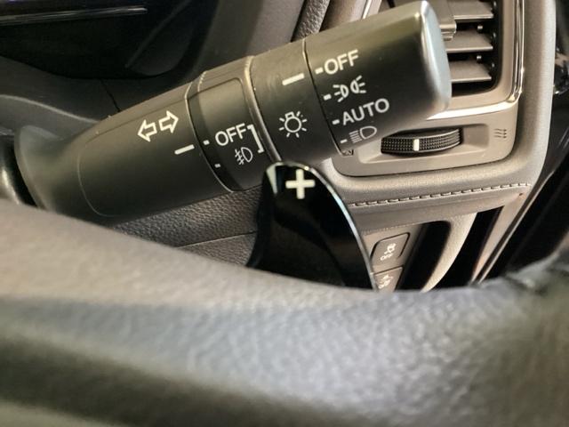 ステアリングの裏側、左右にパドルシフトがついています。右が＋、左が−の操作でシフトチェンジを行い、エンジンブレーキなどのマニュアル操作ができます。