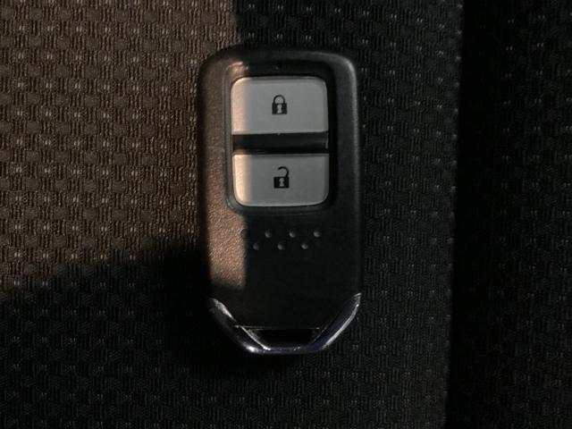 スマートキーを装備しています。鍵を差し込むことなくドアロックの開け閉めと、スタートボタン操作でのエンジンスタートができます。