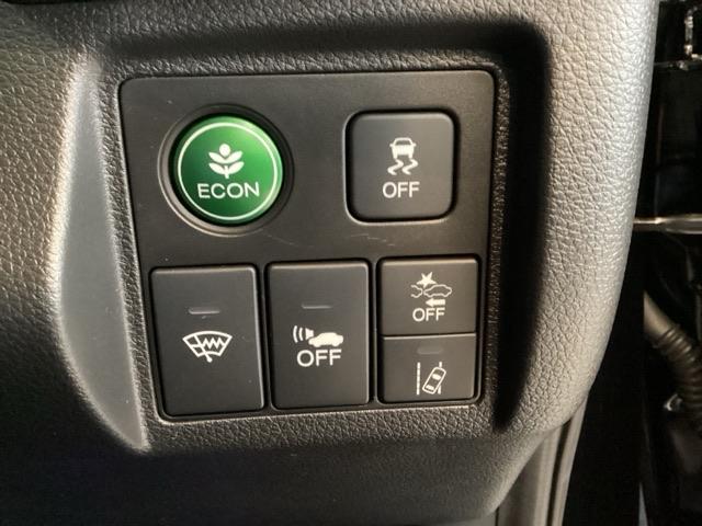 Ｈｏｎｄａセンシング用の、ＶＳＡ（ＡＢＳ＋ＴＣＳ＋横滑り抑制）解除とレーンキープアシストシステムのメインスイッチなどはハンドルの右側に装備しています。燃費に役立つＥＣＯＮボタンもここです。