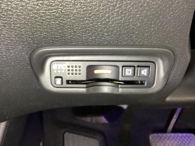 ハンドルの左下にＥＴＣがついています。高速道路の料金所の通過も楽々です！。　カードの取り出しもしやすい場所についています。