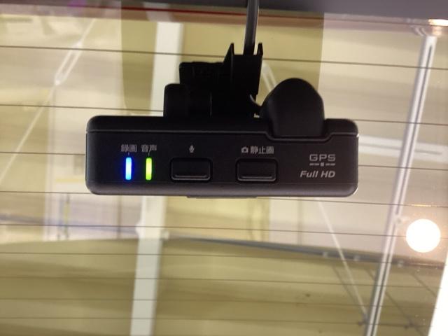 後方にもドライブレコーダーのカメラが付いています。前後両方でお車の周りを監視・記録いたします。