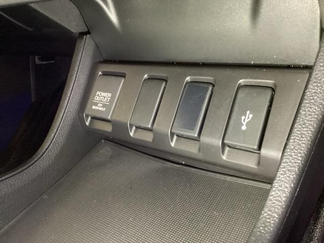 アクセサリーソケットはＵＳＢのアダプターなどをつければ、スマホの充電にも使えます。横にはナビゲーション用の外部入力可能なＵＳＢ端子がついており、周辺には物が置けるトレーがついています。