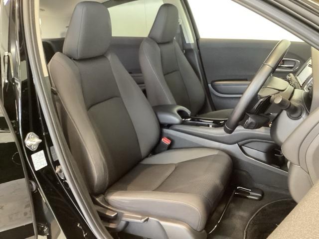 女性でも運転がしやすいように、シートの高さ調整機能（シートリフター）がついています。広い足元にゆったり座れるシートには肘掛も装備しており長距離の運転でも疲れにくいシートです。