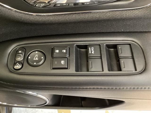 電動格納付きパワーミラーの操作スイッチがついています。左右のサイドミラーの角度調節も微調整ができて便利です。パワーウインドウは運転席でドア４枚とも上下の操作ができるようになっています。