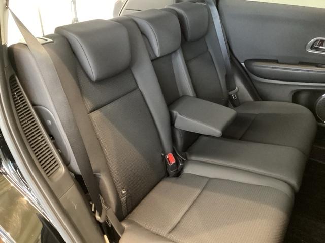 リアシートは座面も厚みがあり背もたれも高く、ゆったりくつろいでお乗りいただけるシートです。長距離運転になってもゆったりとできるように、アームレストがついてます。